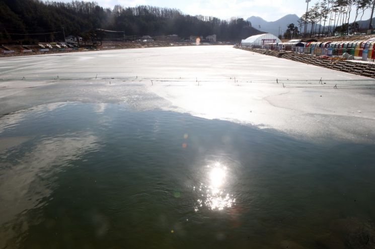지난 18일 강원 평창군 진부면에서 열리고 있는 송어축제장의 얼음이 포근한 날씨에 녹고 있다. / 사진=연합뉴스