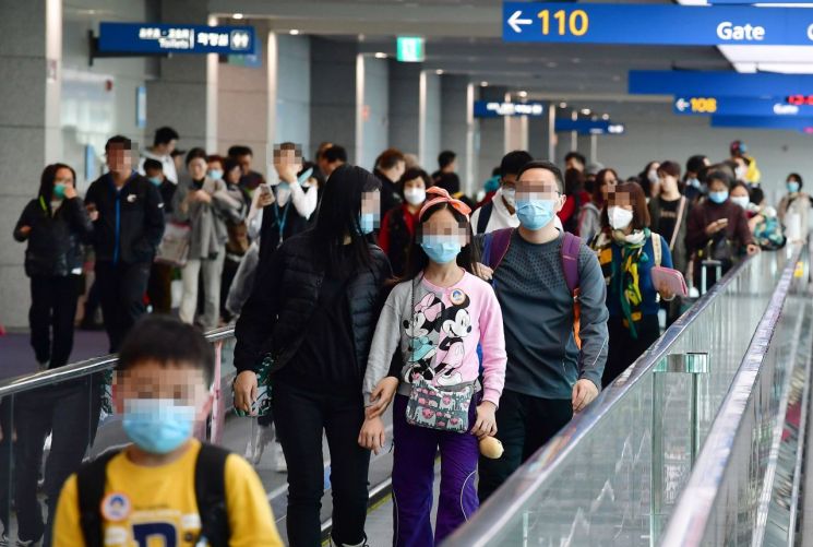 신종 코로나바이러스로 인한 '우한 폐렴' 사망자가 중국에서 급증하는 가운데 23일 인천국제공항에서 탑승객들이 마스크를 쓴 채 걷고 있다.<이미지:연합뉴스>