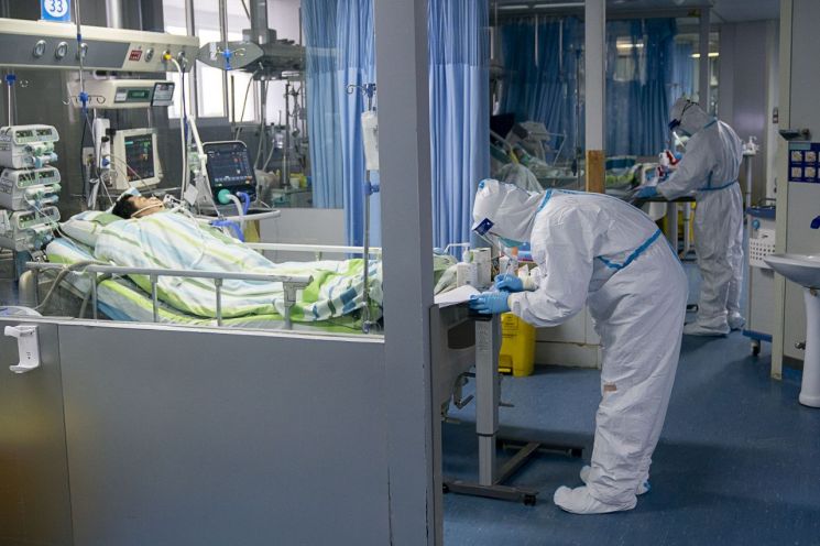 24일 중국 후베이성 우한대학 중난병원의 집중치료실에서 보호복을 입은 의료진이 신종 코로나바이러스 감염증(우한 폐렴) 확진 환자들을 돌보고 있다.<이미지:연합뉴스>