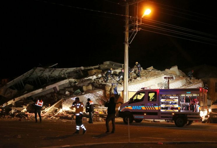 터키 동부 지진, 늘어나는 사상자…사망자 31명·부상자 1607명(종합)