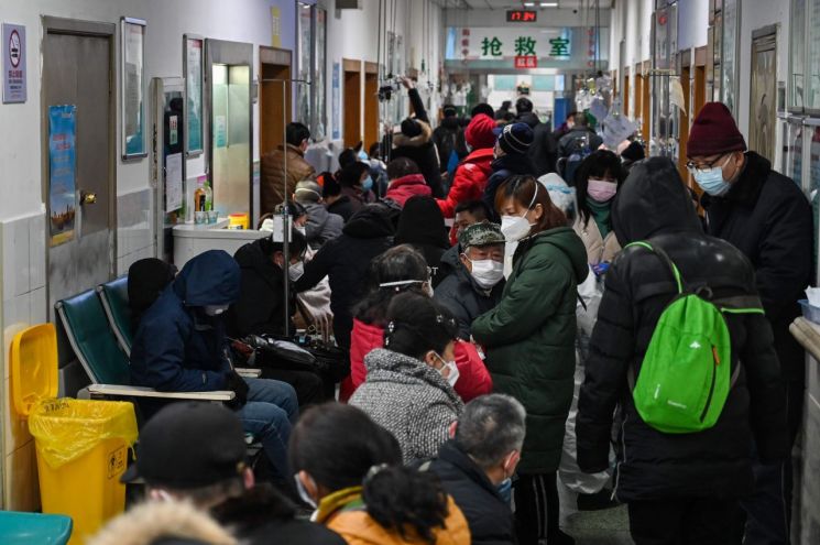 마스크를 쓴 환자들이 25일 중국 우한 적십자병원 복도에 몰려들어 검진 차례를 기다리고 있다.<이미지:연합뉴스.AFP>