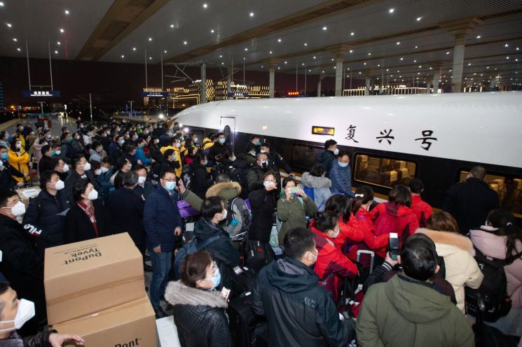 중국 우한으로 파견되는 의료 요원들이 25일 장쑤성 난징시 남역에서 열차에 탑승할 준비를 하고 있다.<이미지:연합뉴스>