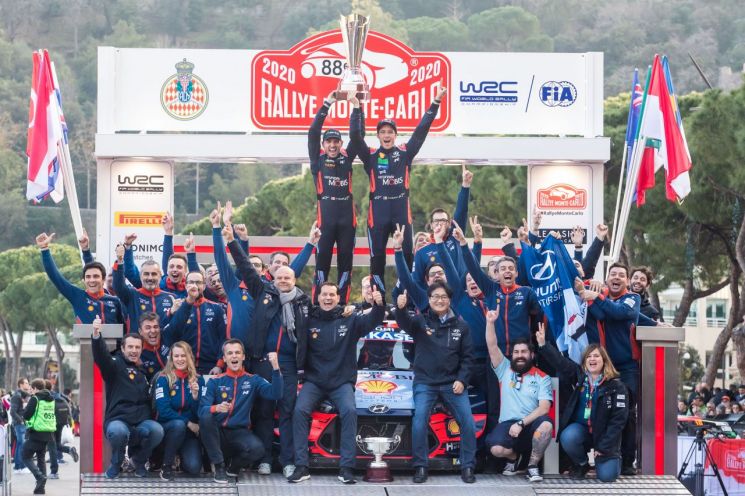 개막전으로 치러진 2020 WRC 몬테카를로 랠리에서 26일 우승을 차지한 현대자동차 월드랠리팀 티에리 누빌(맨 뒤 가운데 오른쪽)과 보조 드라이버 니콜라스 질술 선수(맨 뒤 가운데 왼쪽)가 우승 트로피를 들고 세레모니를 하는 모습./사진=현대차