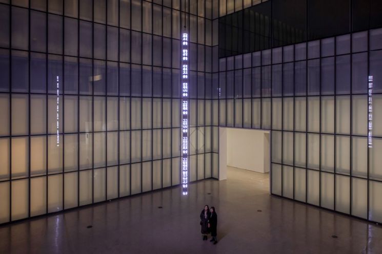 제니 홀저 '당신을 위하여', 2019, 로봇 LED 사인, 640.1x12.7x12.7㎝ [국립현대미술관 제공]
