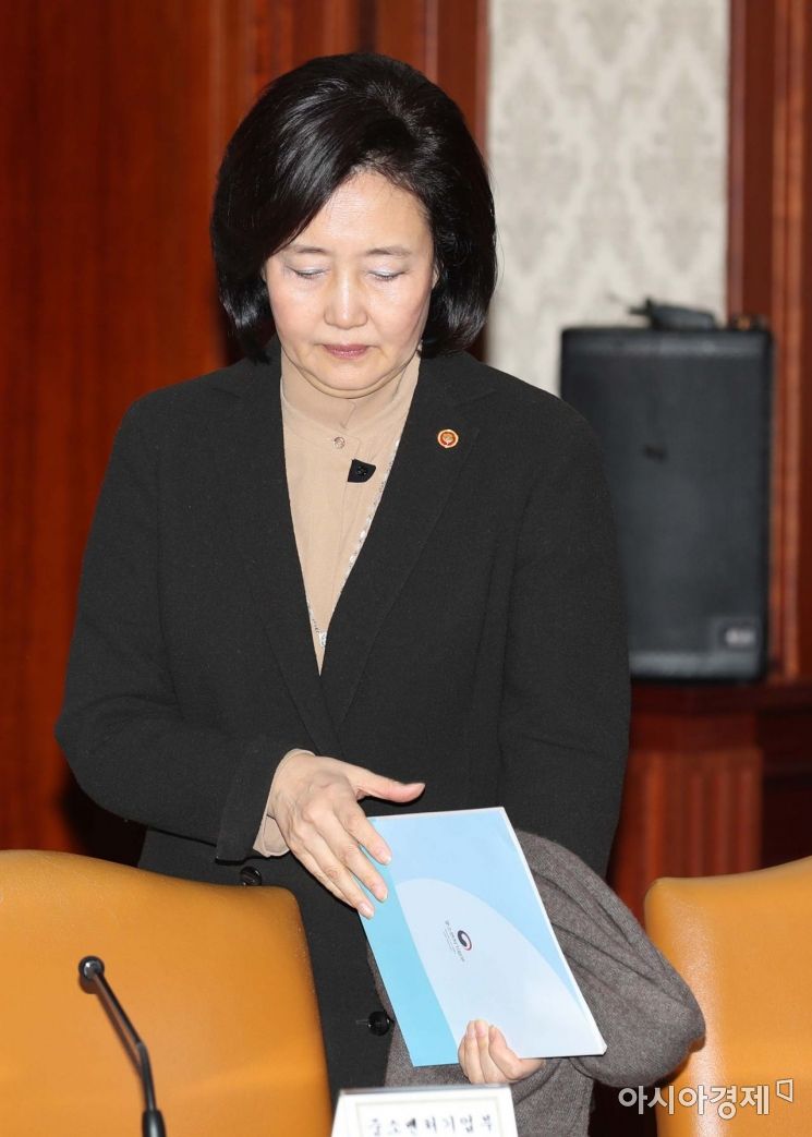 [포토]'우한 폐렴' 긴급 장관회의 참석하는 박영선 