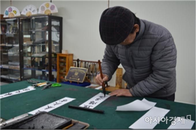 부산시 ‘입춘방 무료 써주기 행사’.(사진=부산시 제공)