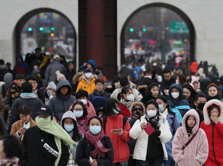 국내에서 신종 코로나바이러스 감염증인 '우한 폐렴' 네번째 확진환자가 발생한 가운데 27일 오후 서울 경복궁을 찾은 관람객이 마스크를 쓰고 있다.