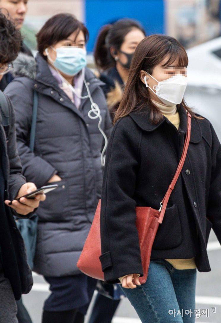 신종코로나바이러스 감염증인 '우한 폐렴' 공포가 확산되고 있는 28일 서울 종로구 세종로 네거리에서 직장인들이 마스크를 착용한채 출근길에 오르고 있다./강진형 기자aymsdream@