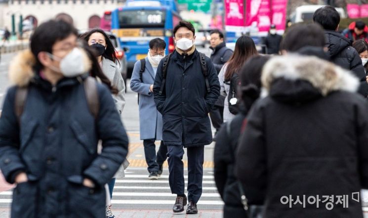 신종코로나바이러스 감염증인 '우한 폐렴' 공포가 확산되고 있는 28일 서울 종로구 세종로 네거리에서 직장인들이 마스크를 착용한채 출근길에 오르고 있다./강진형 기자aymsdream@