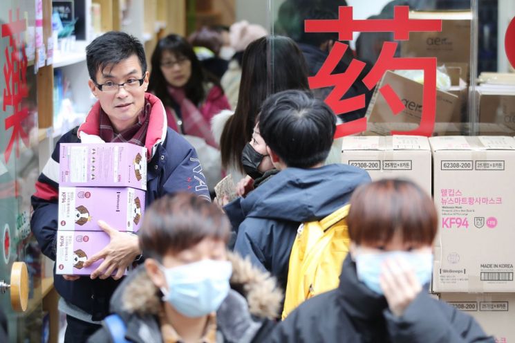 신종 코로나바이러스 감염증인 '우한 폐렴' 네 번째 국내 확진자가 발생한 27일 오후 중구 명동의 한 약국에서 외국인 관광객이 마스크를 박스채로 구입한 뒤 나서고 있다/사진=연합뉴스