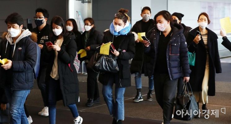 [포토] 건강상태질문서 손에 든 중국발 항공기 탑승객