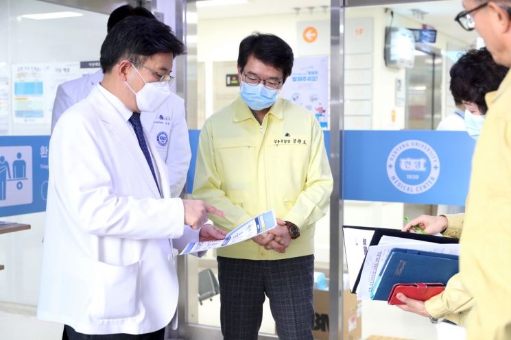 [포토]정원오 성동구청장, 현장 돌며 비상방역체계 점검