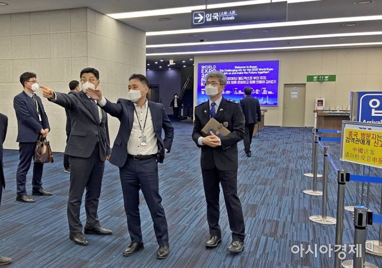 28일 제영광 부산본부세관장(오른쪽 두 번째)이 김해공항을 찾아 신종 코로나바이러스 감염증과 관련해 현장을 점검하고 있다.(사진=부산본부세관 제공)