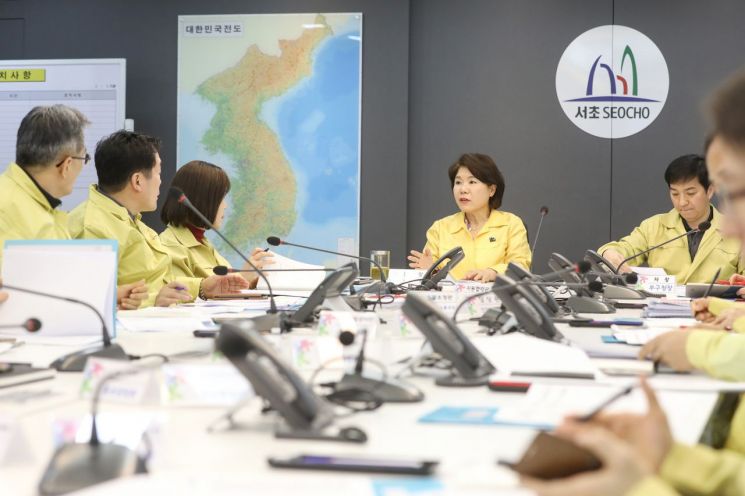 조은희 서초구청장이 28일 재난안전상황실에서 신종 코로나바이러스에 따른 비상대책회의를 주재했다.