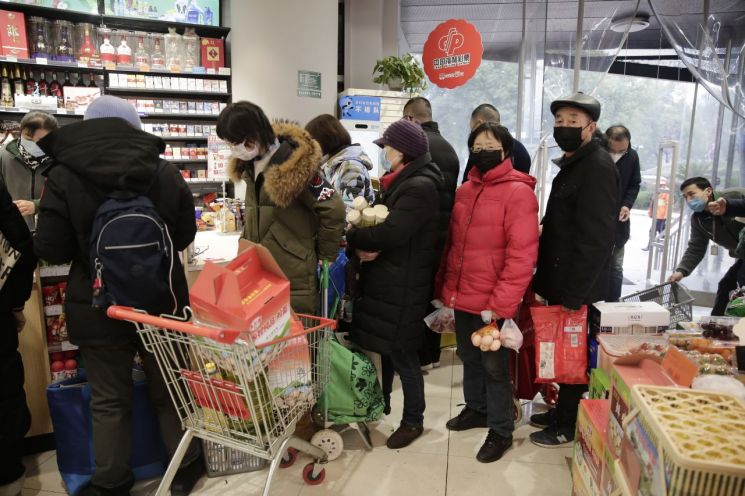 신종 코로나 바이러스의 최초 발병지인 중국 우한시에서 시민들이 식료품을 사기 위해 줄을 서고 있다. [이미지출처=EPA연합뉴스]
