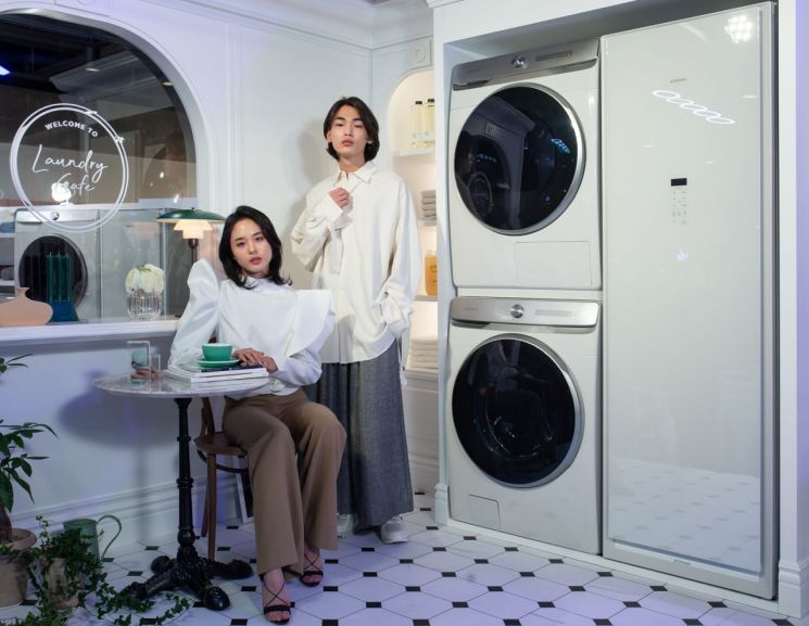 삼성전자 모델이 삼성 디지털프라자 강남본점에 마련된 라이프스타일 쇼룸 ‘#프로젝트 프리즘(#ProjectPRISM)’에서 소비자 개개인의 사용 습관에 맞춰 세탁과 건조를 해주는 인공지능 세탁기ㆍ건조기 ‘삼성 그랑데 AI’를 소개하고 있다.
