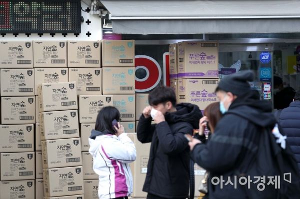 신종 코로나바이러스 감염증(우한 폐렴) 확산 우려가 커지고 있는 29일 서울 명동 거리의 한 약국에서 중국인 관광객들이 마스크를 구매하기 위해 줄을 서고 있다. /문호남 기자 munonam@
