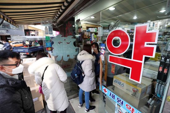 신종 코로나바이러스 감염증(우한 폐렴) 확산 우려가 커지고 있는 29일 서울 명동 거리의 한 약국에서 중국인 관광객들이 마스크를 구매하기 위해 줄을 서고 있다. /문호남 기자 munonam@