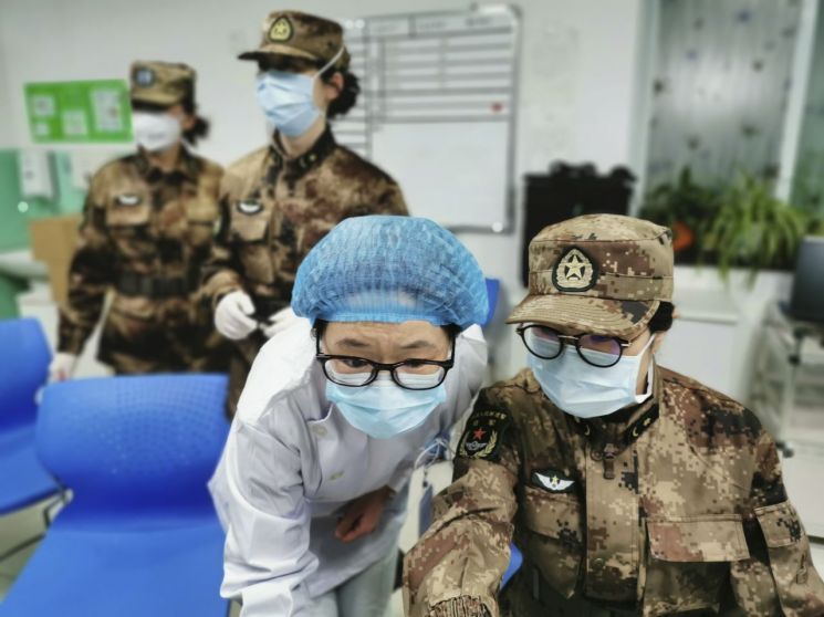 중국 인민해방군 소속 의료진이 후베이성 우한의 진인탄 병원에 배치돼 업무에 투입된 모습. [이미지출처=연합뉴스]
