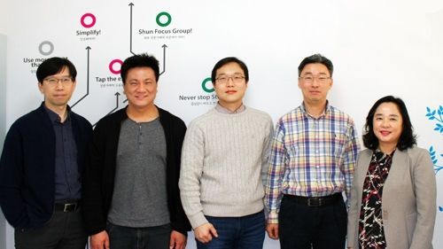 비침습 혈당 측정 상용화 가능성을 입증한 삼성전자 종합기술원 연구진들. 왼쪽부터 남상현 삼성종합기술원 모바일 헬스케어랩 마스터(교신저자), 장호준 전문, 박윤상 전문(공동1저자), 이우창 전문, 박종애 랩장.