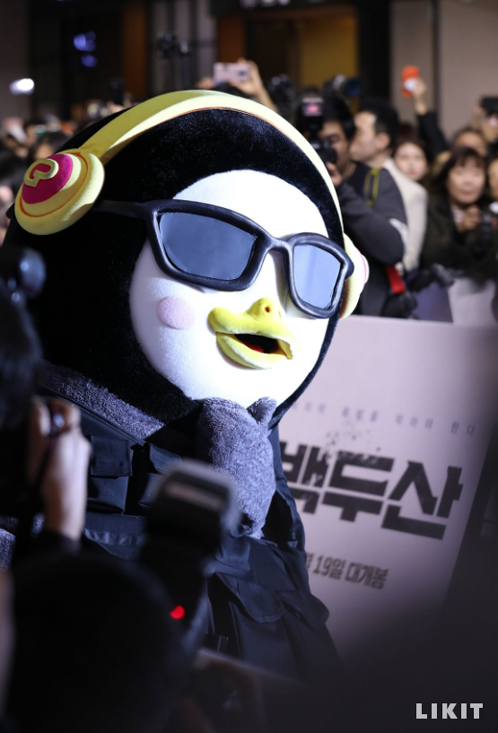 '200만 유튜버' 펭수, 셀럽 포스 온몸으로 뿜뿜한 모먼트.JPG