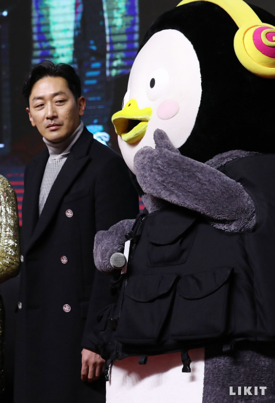 '200만 유튜버' 펭수, 셀럽 포스 온몸으로 뿜뿜한 모먼트.JPG
