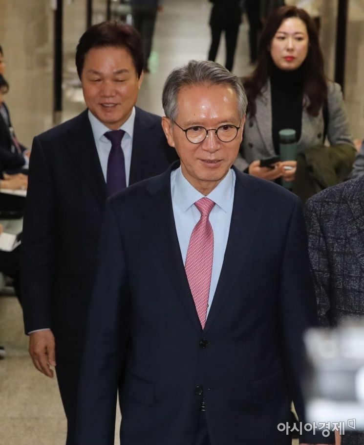 김형오 자유한국당 공천관리위원장이 29일 국회에서 열린 당 공천관리위원회의에 참석하고 있다./윤동주 기자 doso7@