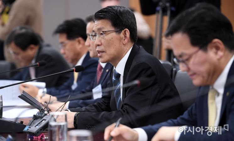은성수 금융위원장이 29일 서울 종로구 정부서울청사에서 열린 여신전문금융회사 최고경영자(CEO) 간담회에서 모두 발언을 하고 있다./김현민 기자 kimhyun81@