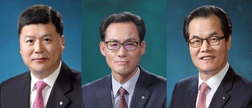 왼쪽부터 권광석 새마을금고중앙회 신용공제 대표, 김정기 우리은행 영업지원부문 겸 HR그룹부문 부문장(부행장), 이동연 우리에프아이에스 대표.
