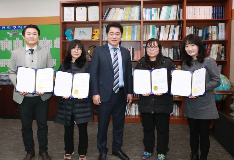 [포토] 박준희 관악구청장, 구정 홍보 유공자 표창