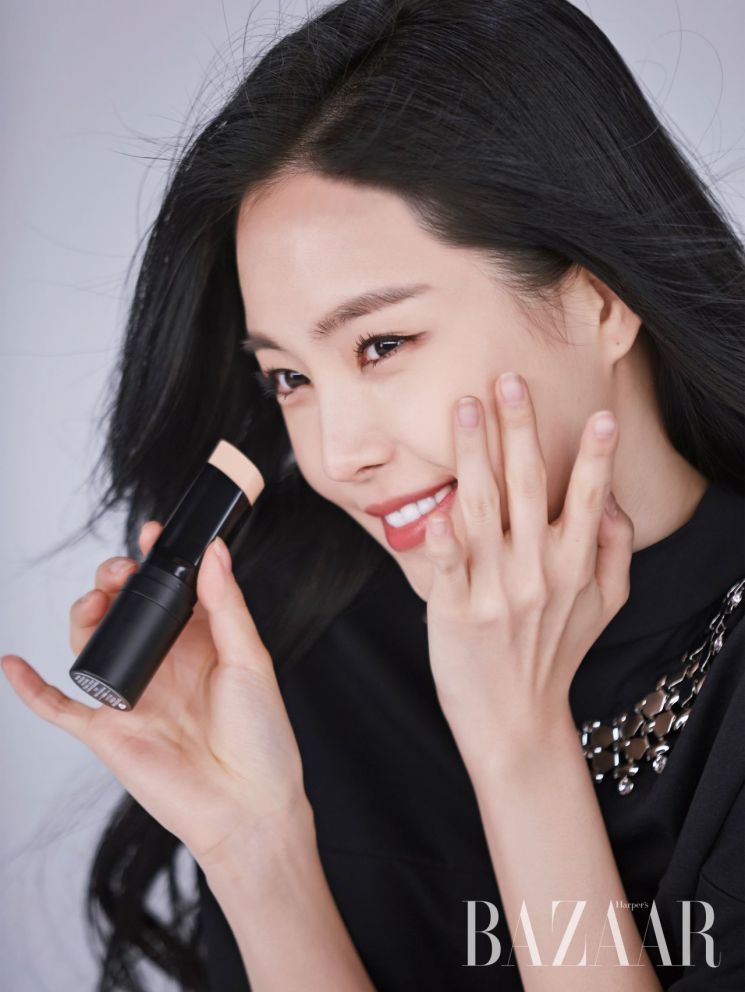 그룹 에이핑크 멤버 겸 배우 손나은 화보.