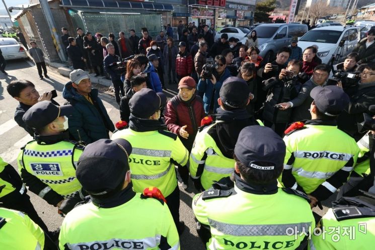신종 코로나바이러스 감염증(우한 폐렴) 확산에 시민들의 불안이 커지고 있는 30일 우한 교민의 격리수용 장소로 결정된 충남 아산 경찰인재개발원 인근에서 아산 주민들과 경찰이 충돌을 빚고 있다. /문호남 기자 munonam@