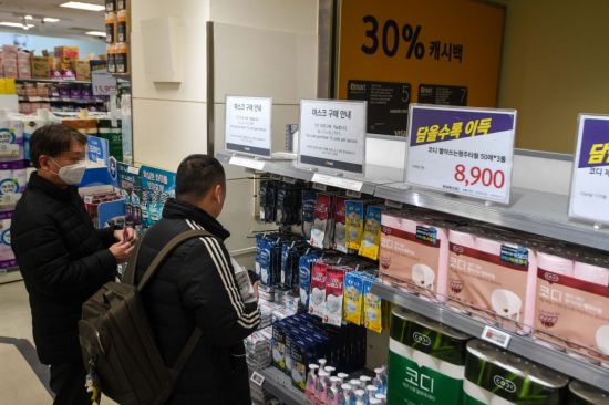 신종 코로나바이러스 위협이 이어지고 있는 30일 서울 한 대형마트에서 고객들이 마스크를 비롯한 위생용품을 구매하고 있다./강진형 기자aymsdream@