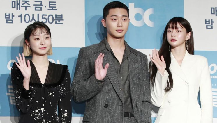 밤톨 머리도 힙하게 소화하는 박서준 '클라쓰'