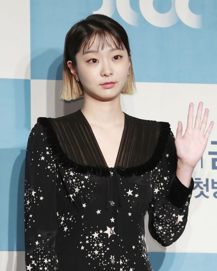 밤톨 머리도 힙하게 소화하는 박서준 '클라쓰'