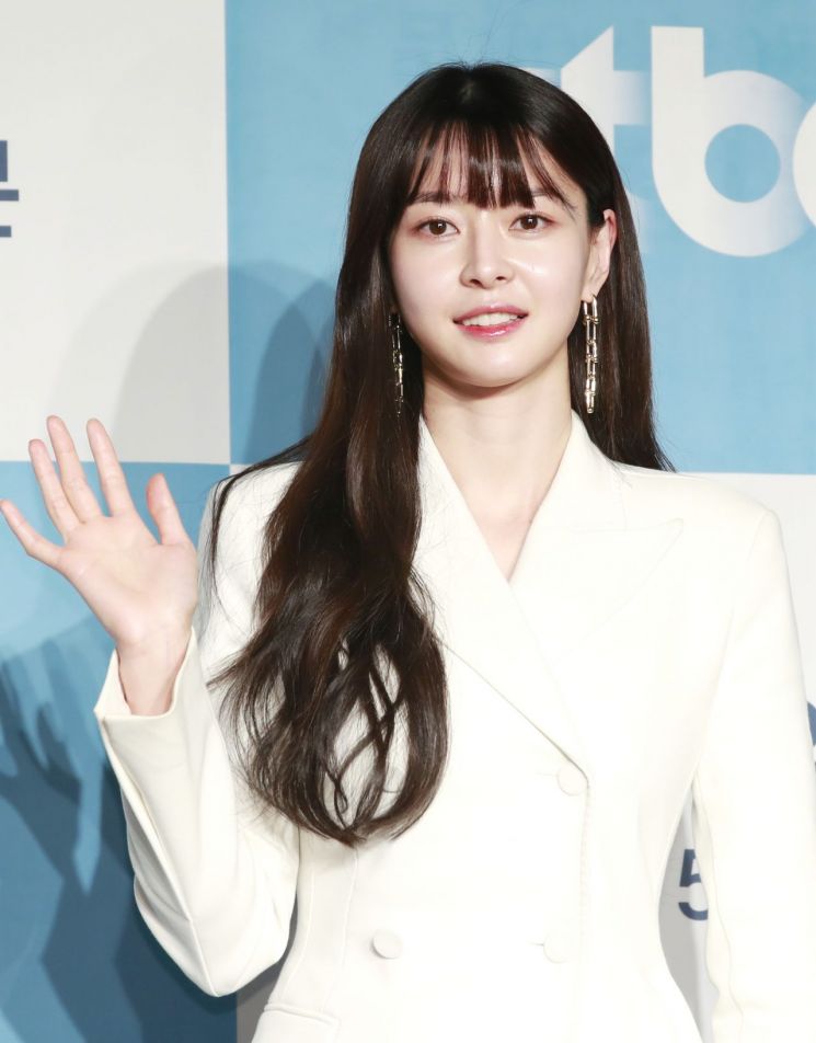 밤톨 머리도 힙하게 소화하는 박서준 '클라쓰'
