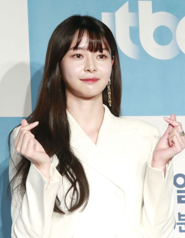 밤톨 머리도 힙하게 소화하는 박서준 '클라쓰'