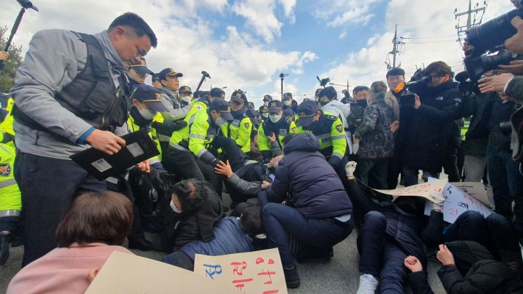 [르포]도로 위에 드러누운 아산 주민…'우한 폐렴' 반대시위 격화 