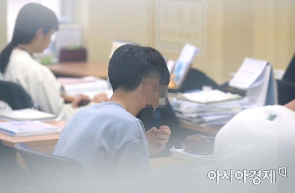 신종 코로나바이러스 감염증(우한 폐렴) 확산에 따른 불안이 커지고 있는 30일 서울 강남구 대치동의 한 학원에서 학생들이 마스크를 쓴 채 공부하고 있다. /문호남 기자 munonam@
