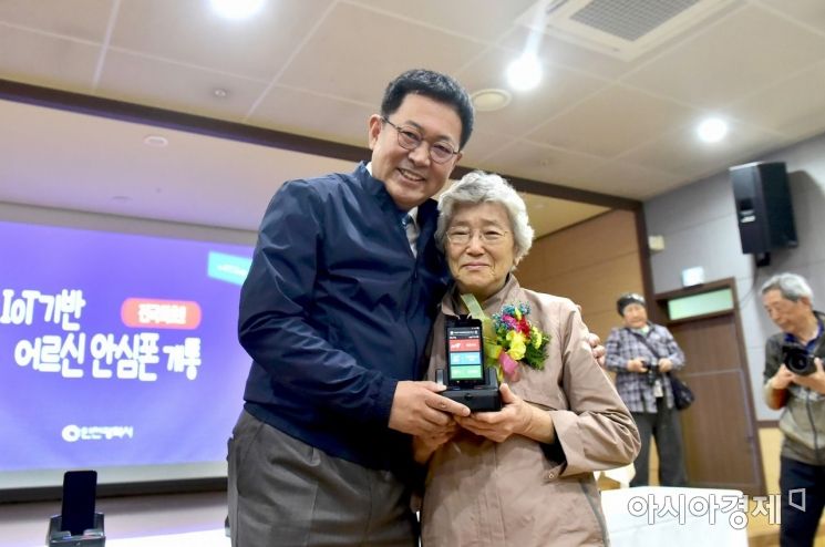 박남춘 인천시장이 '노인 안심폰 개통식'에서 한 어르신과 기념촬영을 하고 있다. [사진=인천시]