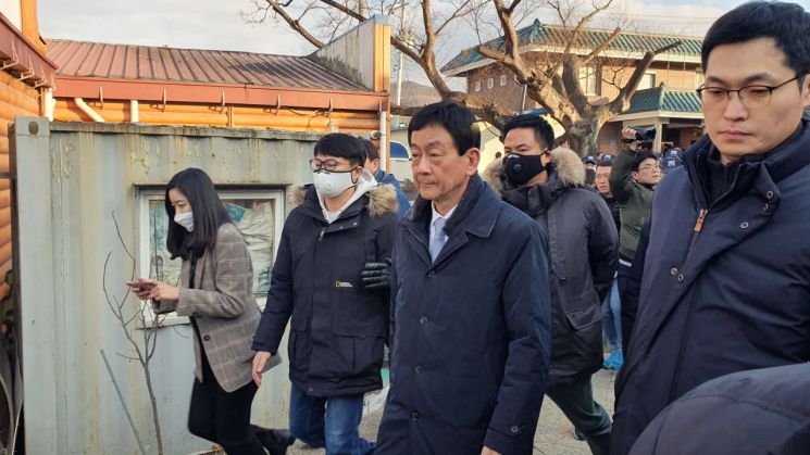 [르포]아산 방문한 진영 장관도 '계란 세례'…우한교민 반대시위 격화<종합> 