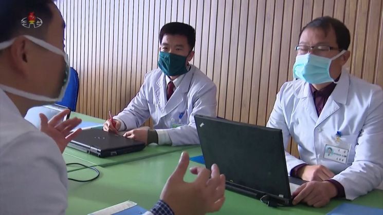 북한 조선중앙TV는 30일 '생명을 위협하는 신형코로나비루스' 제목의 보도에서 신종 코로나바이러스 감염증인 '우한 폐렴'의 주변국 발병 동향과 증상, 예방대책 등을 소개했다. 보건성 관계자로 보이는 의료진이 회의하고 있다. <이하 사진=연합뉴스>