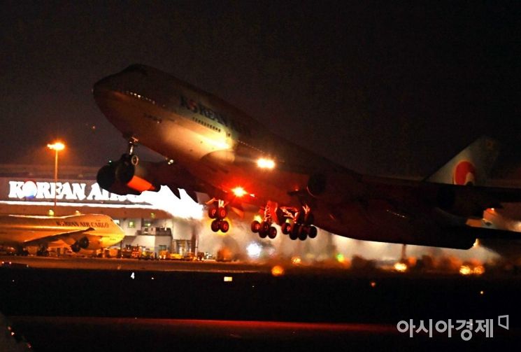 중국 우한 거주 한국 교민 수송에 투입된 전세기가 30일 오후 인천국제공항을 떠나 우한으로 향하고 있다./영종도=김현민 기자 kimhyun81@