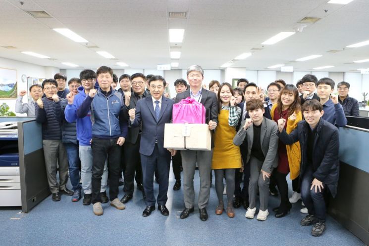 이동진 도봉구청장(가운데)과 직원들의 단체사진 모습