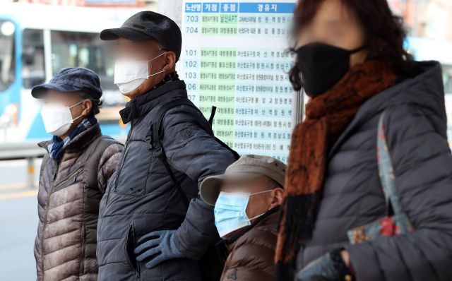 신종코로나 바이러스 감염증인 '우한 폐렴' 공포가 확산하는 가운데 지난달 29일 오전 창원시 마산합포구 한 버스 정류장에서 마스크를 쓴 시민들이 버스를 기다리고 있다. 사진=연합뉴스