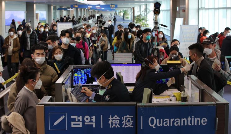 신종 코로나바이러스 감염증인 '우한 폐렴' 확산이 우려되는 가운데 29일 중국 광저우에서 출발한 항공기 여객들이 인천국제공항 제1터미널을 통해 입국하며 발열 검사 및 검역 질의서를 제출하고 있다. [이미지출처=연합뉴스]