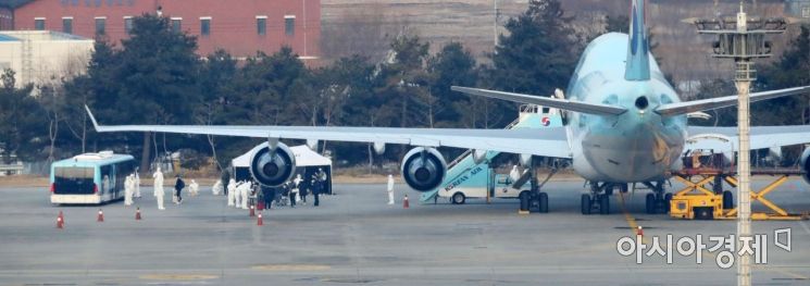 [포토] 김포공항 도착한 우한 교민들 