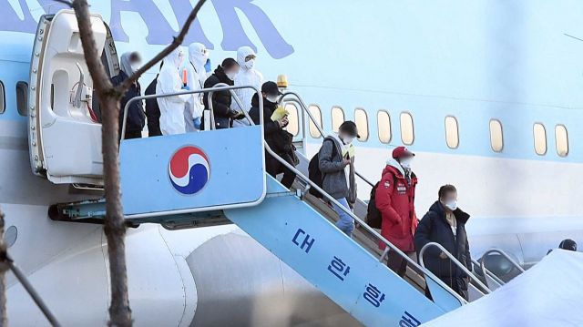 중국 우한에서 온 교민들이 지난달 31일 오전 김포공항에 착륙한 전세기에서 내려 버스로 향하고 있다./김현민 기자 kimhyun81@