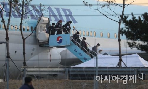 지난달 31일 오전 중국 우한에서 온 교민들이 김포공항에 착륙한 전세기에서 내리고 있다./김현민 기자 kimhyun81@