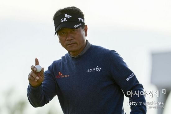 최경주가 피닉스오픈 첫날 10번홀에서 파를 잡아낸 뒤 갤러리에게 손을 들어 인사하고 있다. 스코츠데일(美 애리조나주)=Getty images/멀티비츠